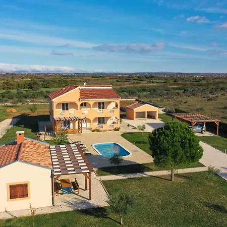 Levatinka Villa *