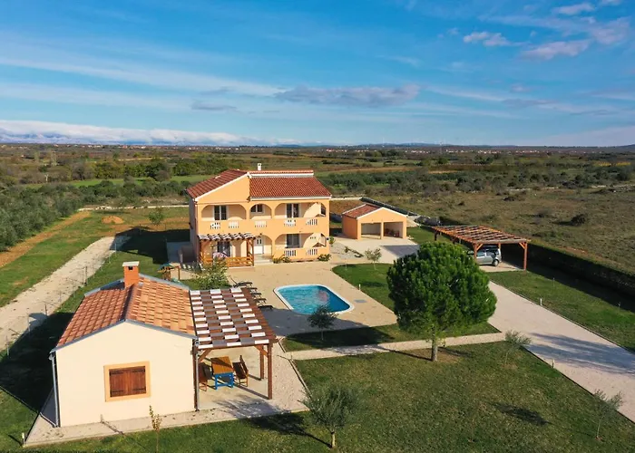 Levatinka Villa *